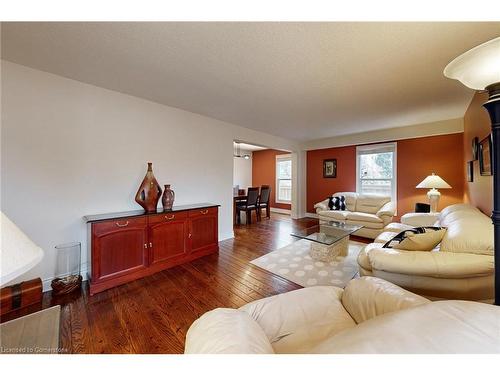 39B Newington Crescent, Toronto, ON - Indoor Photo Showing Living Room