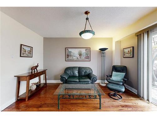 39B Newington Crescent, Toronto, ON - Indoor Photo Showing Living Room