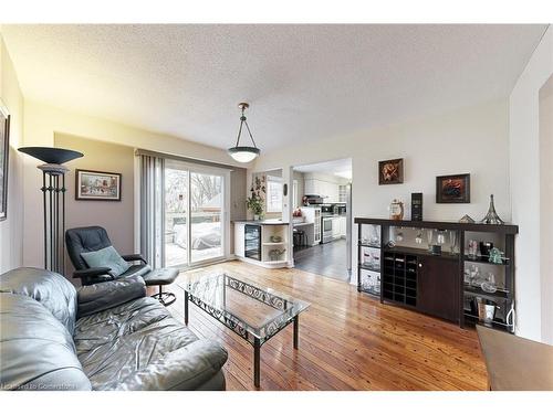 39B Newington Crescent, Toronto, ON - Indoor Photo Showing Living Room