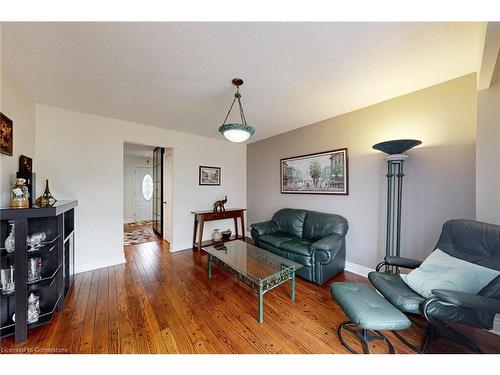 39B Newington Crescent, Toronto, ON - Indoor Photo Showing Living Room