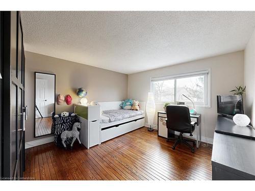 39B Newington Crescent, Toronto, ON - Indoor Photo Showing Bedroom