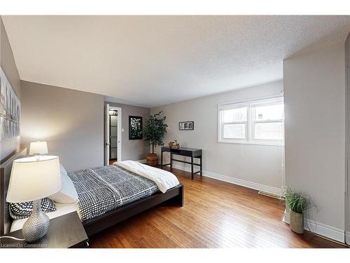 39B Newington Crescent, Toronto, ON - Indoor Photo Showing Bedroom