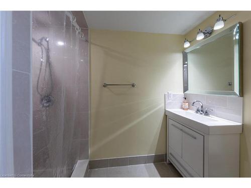 56 Raleigh Court, Hamilton, ON - Indoor Photo Showing Bathroom