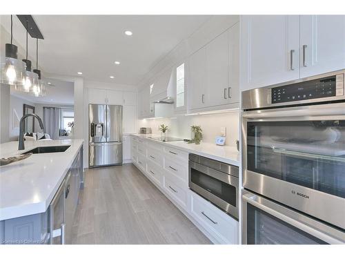 3082 Highbourne Crescent, Oakville, ON - Indoor Photo Showing Kitchen With Upgraded Kitchen