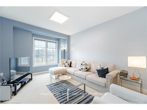 2220 Queensway Drive, Burlington, ON - Indoor Photo Showing Living Room