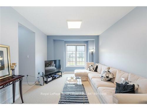 2220 Queensway Drive, Burlington, ON - Indoor Photo Showing Living Room