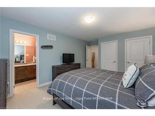 2220 Queensway Drive, Burlington, ON - Indoor Photo Showing Bedroom