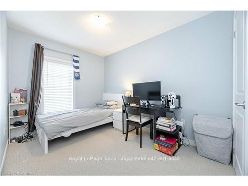 2220 Queensway Drive, Burlington, ON - Indoor Photo Showing Bedroom