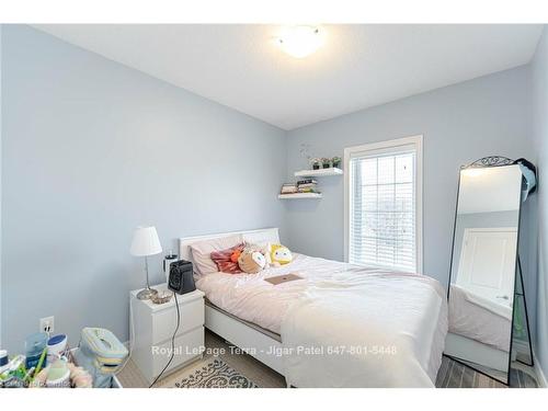 2220 Queensway Drive, Burlington, ON - Indoor Photo Showing Bedroom