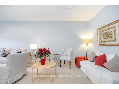 2220 Queensway Drive, Burlington, ON - Indoor Photo Showing Living Room