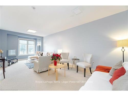 2220 Queensway Drive, Burlington, ON - Indoor Photo Showing Living Room