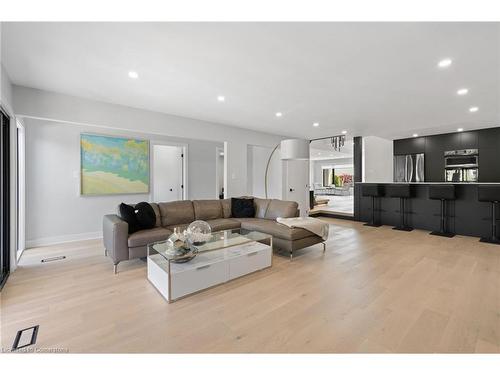 17 Clearview Drive, Hamilton, ON - Indoor Photo Showing Living Room