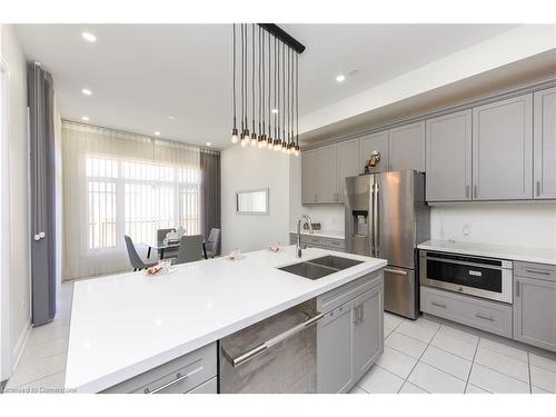 115 Threshing Mill Boulevard, Oakville, ON - Indoor Photo Showing Kitchen With Double Sink With Upgraded Kitchen