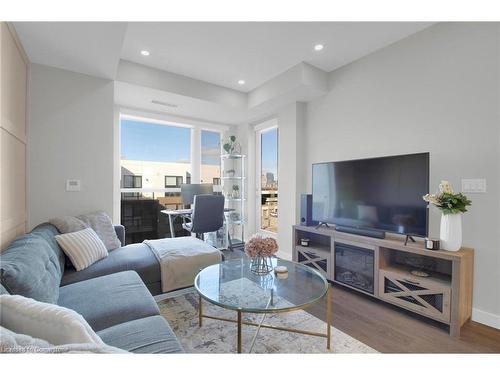 410-150 Sabina Drive, Oakville, ON - Indoor Photo Showing Living Room