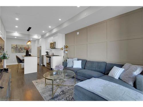 410-150 Sabina Drive, Oakville, ON - Indoor Photo Showing Living Room