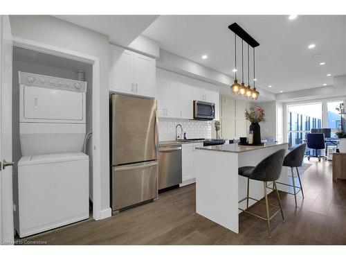 410-150 Sabina Drive, Oakville, ON - Indoor Photo Showing Kitchen