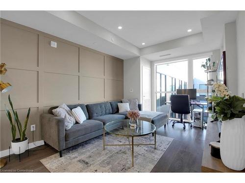 410-150 Sabina Drive, Oakville, ON - Indoor Photo Showing Living Room