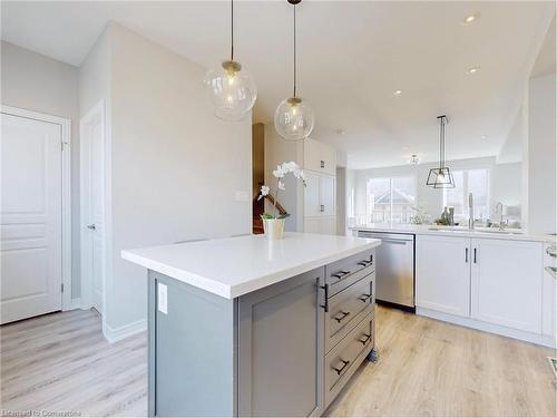 394 Belcourt Common, Oakville, ON - Indoor Photo Showing Kitchen With Upgraded Kitchen