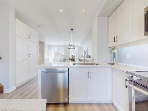 394 Belcourt Common, Oakville, ON - Indoor Photo Showing Kitchen With Upgraded Kitchen