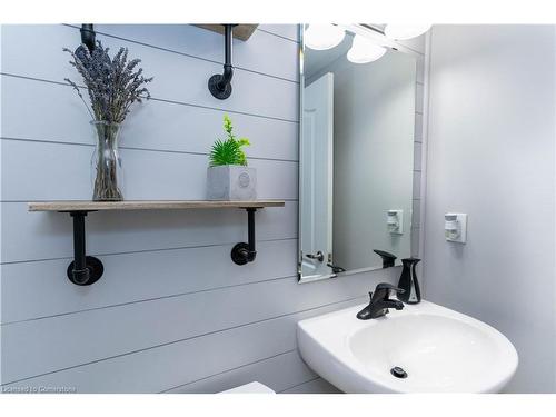 29 Appleby Street, Kitchener, ON - Indoor Photo Showing Bathroom