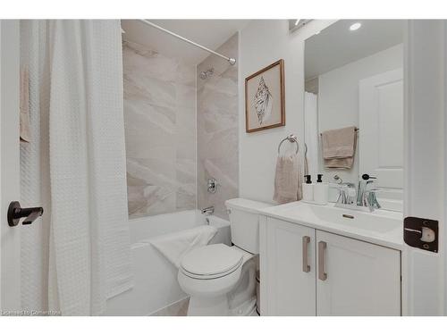 124 Bond Street N, Hamilton, ON - Indoor Photo Showing Bathroom