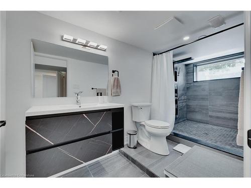 124 Bond Street N, Hamilton, ON - Indoor Photo Showing Bathroom