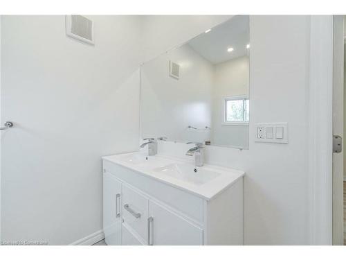 35 Britannia Avenue, Hamilton, ON - Indoor Photo Showing Bathroom