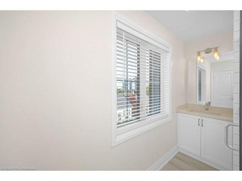 137 Peter Street, Hamilton, ON - Indoor Photo Showing Bathroom