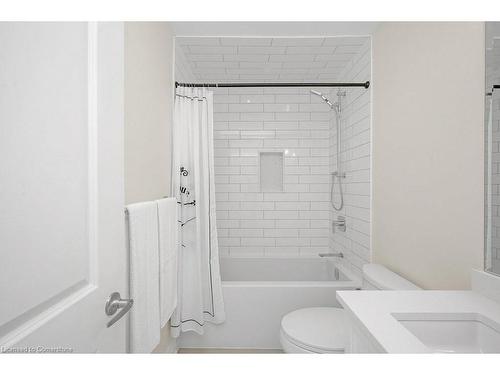 137 Peter Street, Hamilton, ON - Indoor Photo Showing Bathroom