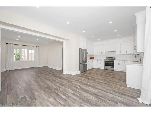 137 Peter Street, Hamilton, ON - Indoor Photo Showing Kitchen