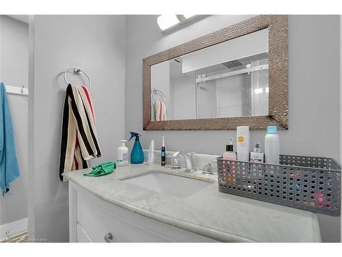 17 Locust Crescent, London, ON - Indoor Photo Showing Bathroom