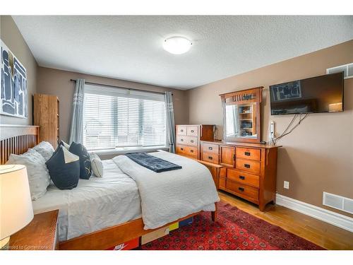 2011 Tyson Walk, London, ON - Indoor Photo Showing Bedroom