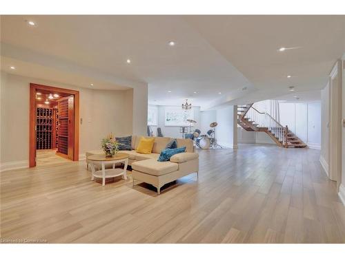 4038 Lakeshore Road, Burlington, ON - Indoor Photo Showing Living Room