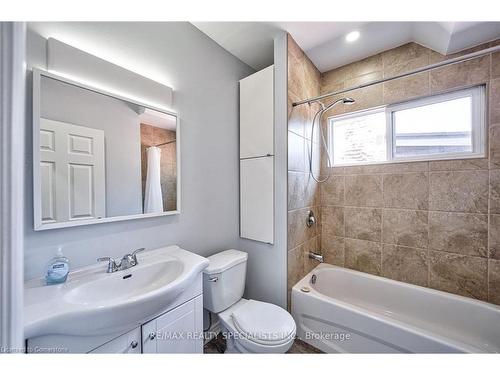 108 Victoria Avenue N, Hamilton, ON - Indoor Photo Showing Bathroom