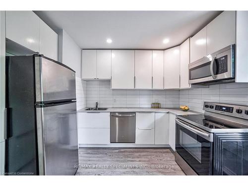 108 Victoria Avenue N, Hamilton, ON - Indoor Photo Showing Kitchen With Double Sink With Upgraded Kitchen