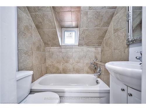 108 Victoria Avenue N, Hamilton, ON - Indoor Photo Showing Bathroom