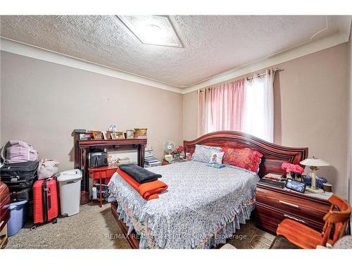 108 Victoria Avenue N, Hamilton, ON - Indoor Photo Showing Bedroom