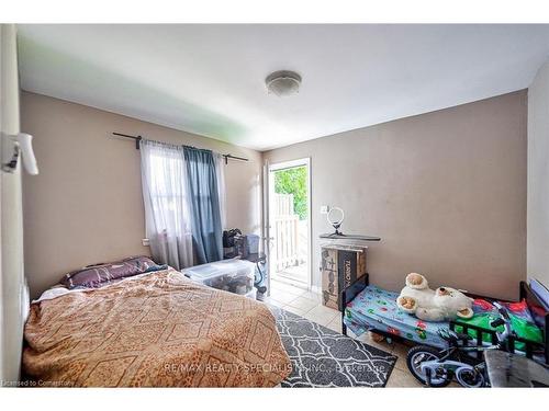 108 Victoria Avenue N, Hamilton, ON - Indoor Photo Showing Bedroom