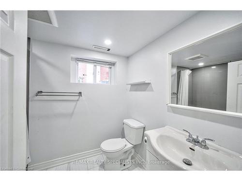 108 Victoria Avenue N, Hamilton, ON - Indoor Photo Showing Bathroom