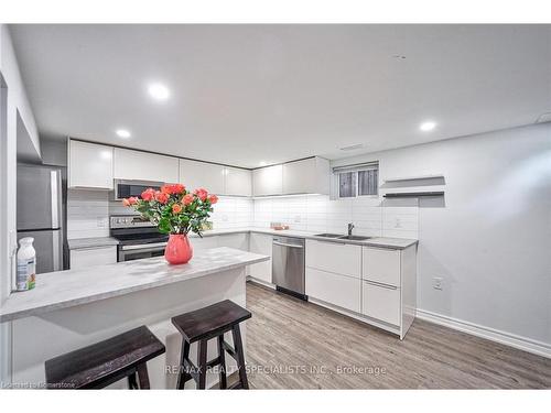 108 Victoria Avenue N, Hamilton, ON - Indoor Photo Showing Kitchen