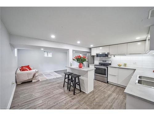 108 Victoria Avenue N, Hamilton, ON - Indoor Photo Showing Kitchen