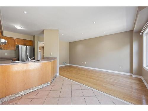 7173 Village Walk, Mississauga, ON - Indoor Photo Showing Kitchen With Double Sink