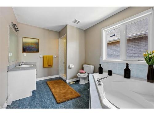 7173 Village Walk, Mississauga, ON - Indoor Photo Showing Bathroom