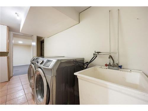 7173 Village Walk, Mississauga, ON - Indoor Photo Showing Laundry Room