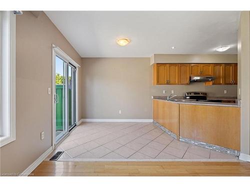 7173 Village Walk, Mississauga, ON - Indoor Photo Showing Kitchen