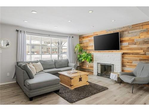 370 Ferndale Avenue, London, ON - Indoor Photo Showing Living Room With Fireplace