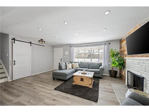 370 Ferndale Avenue, London, ON - Indoor Photo Showing Living Room With Fireplace