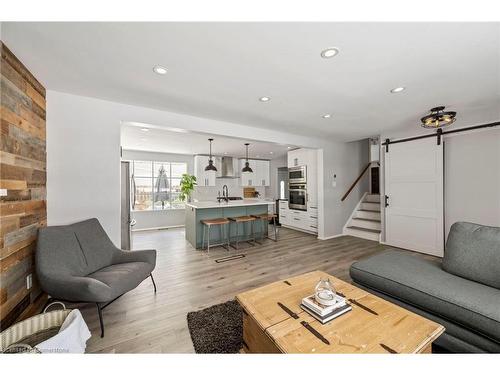 370 Ferndale Avenue, London, ON - Indoor Photo Showing Living Room