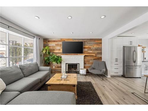 370 Ferndale Avenue, London, ON - Indoor Photo Showing Living Room With Fireplace