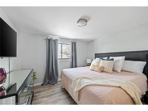 370 Ferndale Avenue, London, ON - Indoor Photo Showing Bedroom